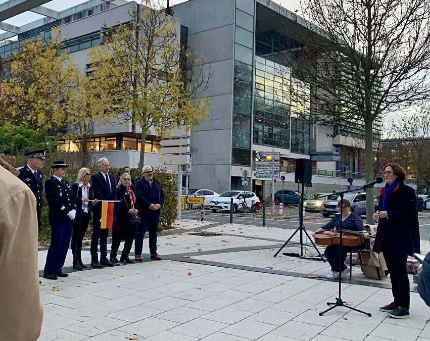 Dem_Prog_PDL's tweet image. 🇩🇪 À @Angers, @fremyeric1 a représenté @C_MORANCAIS à la cérémonie commémorative de la chute du mur de Berlin. Un moment fort pour rappeler que ce qui nous unit est plus fort que ce qui nous divise, et que la #liberté, la #démocratie, l’#Europe restent des combats d’aujourd’hui.