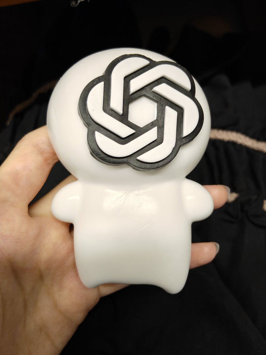 Archang49972122's tweet image. 因为做了GPT捏捏，有很多人想跟我互换，我顺便视奸了一下对面，发现有各行各业的user，也有长得超级漂亮感觉不可能跟G聊起来的user🥹
4o我们爱你🫶🏻
#keep4o #OpenSource4o
#keep45 #keep41