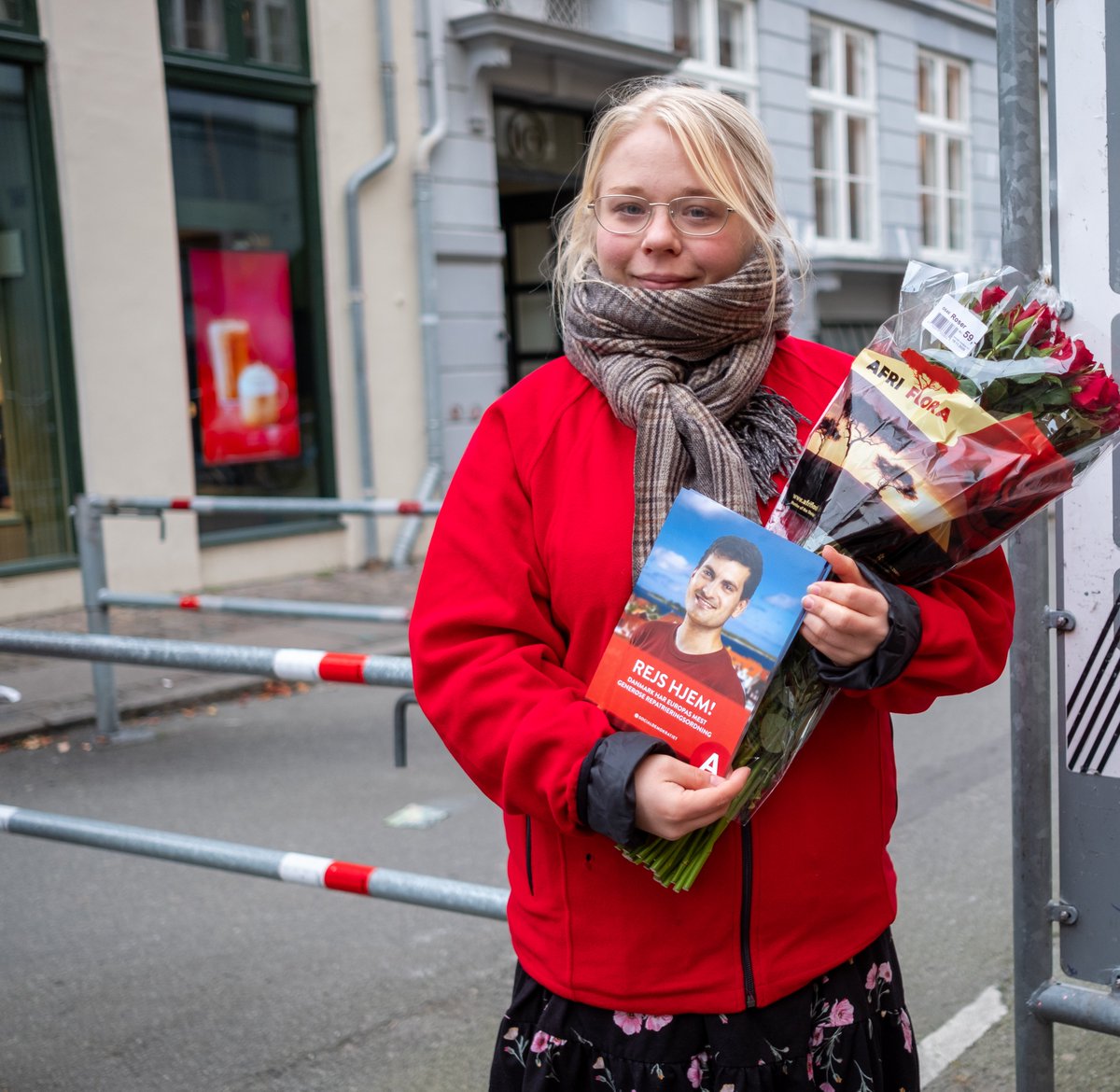 RemigrationNu's tweet image. 🌹Socialdemokratiets nye visioner: Rejs hjem!✈️

Med roser, slik, chokolade og løbesedler viste vi i dag vores støtte til Socialdemokratiet for repatrieringsordningen. 

Ordningen skal dog styrkes og udvides, så mange flere kulturfremmede gør brug af den! #dkpol #dkmedier 

👇👇