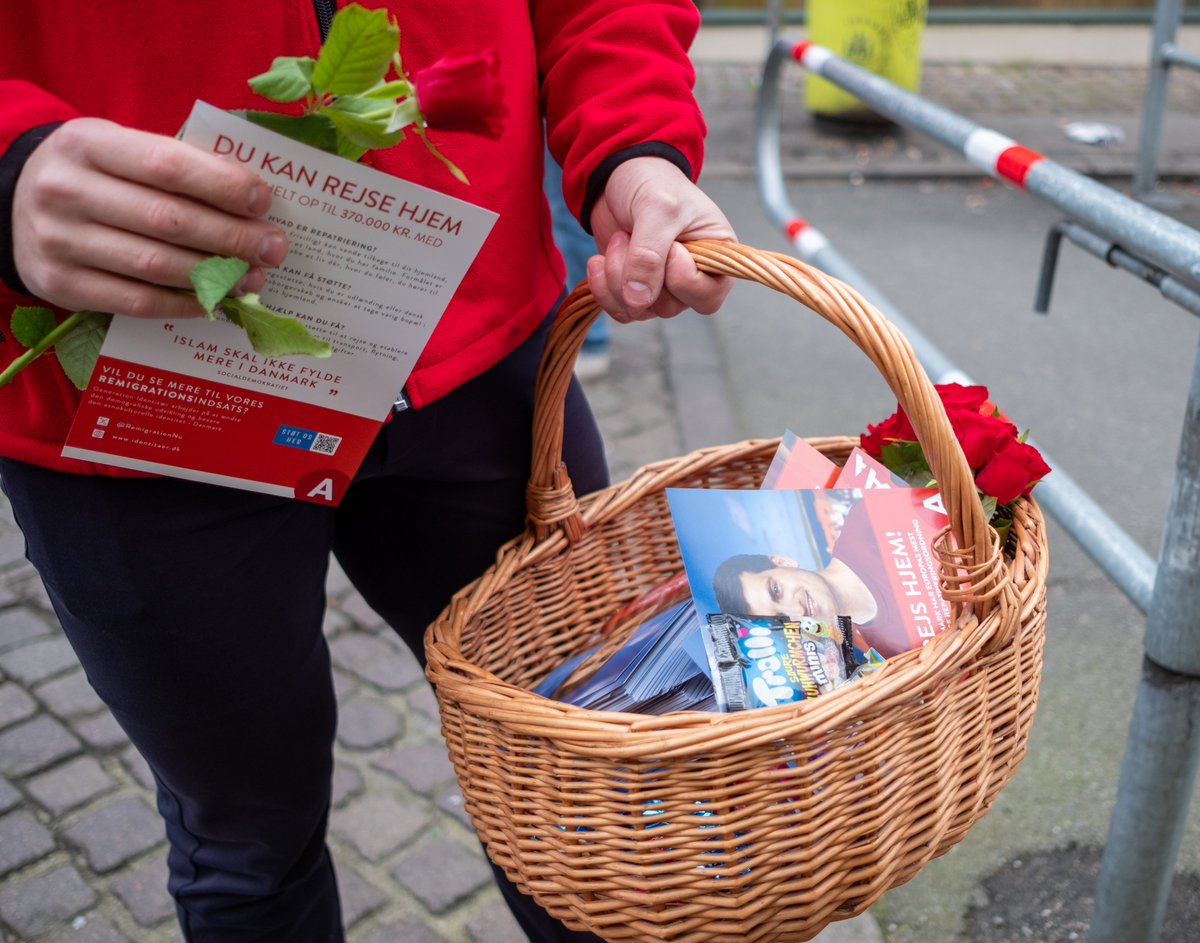 RemigrationNu's tweet image. 🌹Socialdemokratiets nye visioner: Rejs hjem!✈️

Med roser, slik, chokolade og løbesedler viste vi i dag vores støtte til Socialdemokratiet for repatrieringsordningen. 

Ordningen skal dog styrkes og udvides, så mange flere kulturfremmede gør brug af den! #dkpol #dkmedier 

👇👇