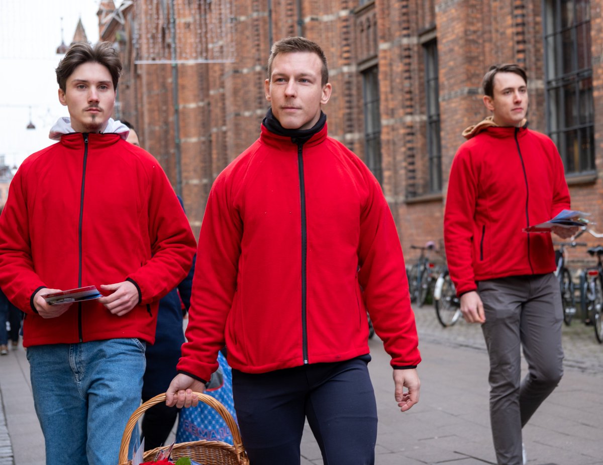 RemigrationNu's tweet image. 🌹Socialdemokratiets nye visioner: Rejs hjem!✈️

Med roser, slik, chokolade og løbesedler viste vi i dag vores støtte til Socialdemokratiet for repatrieringsordningen. 

Ordningen skal dog styrkes og udvides, så mange flere kulturfremmede gør brug af den! #dkpol #dkmedier 

👇👇