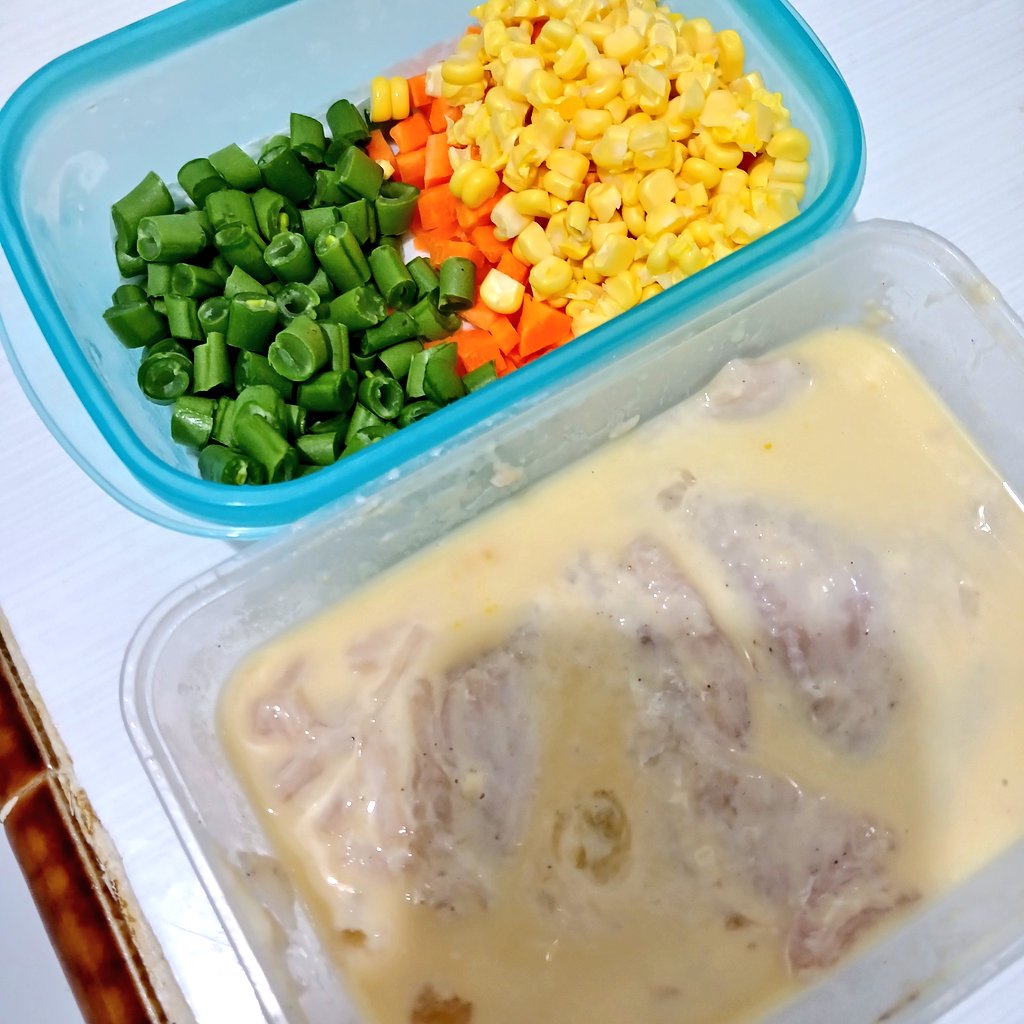 mlndrenata's tweet photo. Kegabutan malem sabtu ini:
1. Marinasi ayam utk katsu
2. Potong2 sayuran
3. Buat stok bakwan
4. Buat dimsum ala-ala

Yayaya ckup produktif.
Soal rasa belakangan😁 https://t.co/rLjWoXVPJE