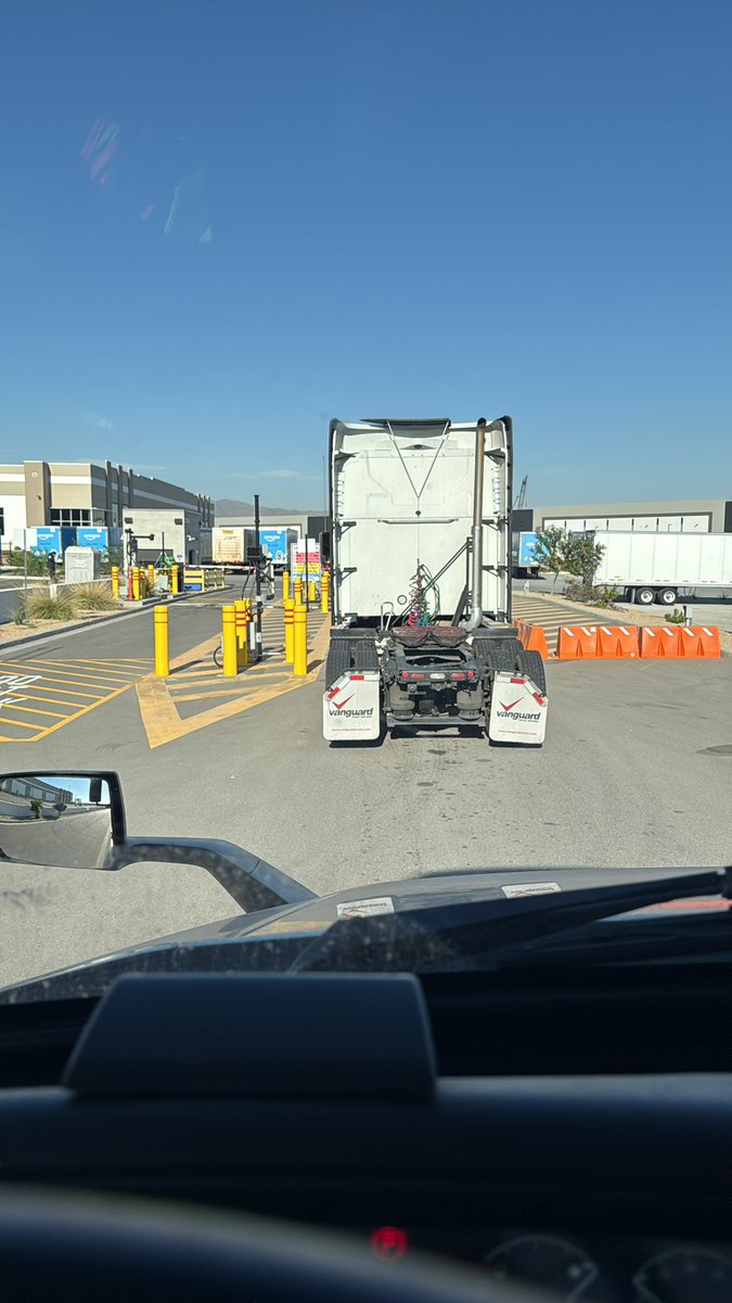 wisej_'s tweet image. Stuck waiting in line as usual #trucker