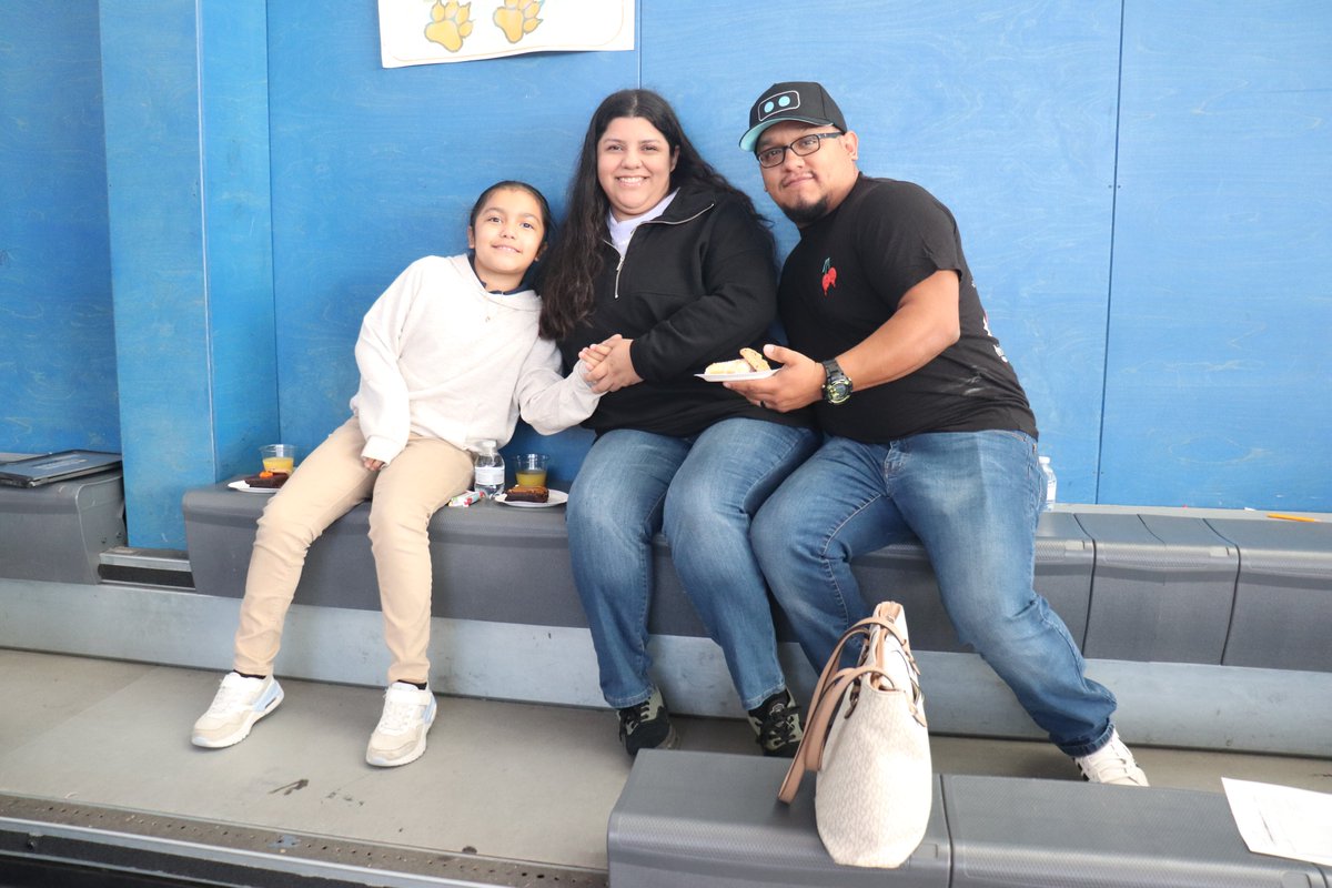 FrontierSchools's tweet image. #FSIMiddle Tiger Family, thank you for joining us for Pastries with Parents today! 🍩 🍰

We hope the information shared by our admin team was helpful and informative. We also hope you enjoyed spending time—and pastries—with your Tiger! 🙌 🐯