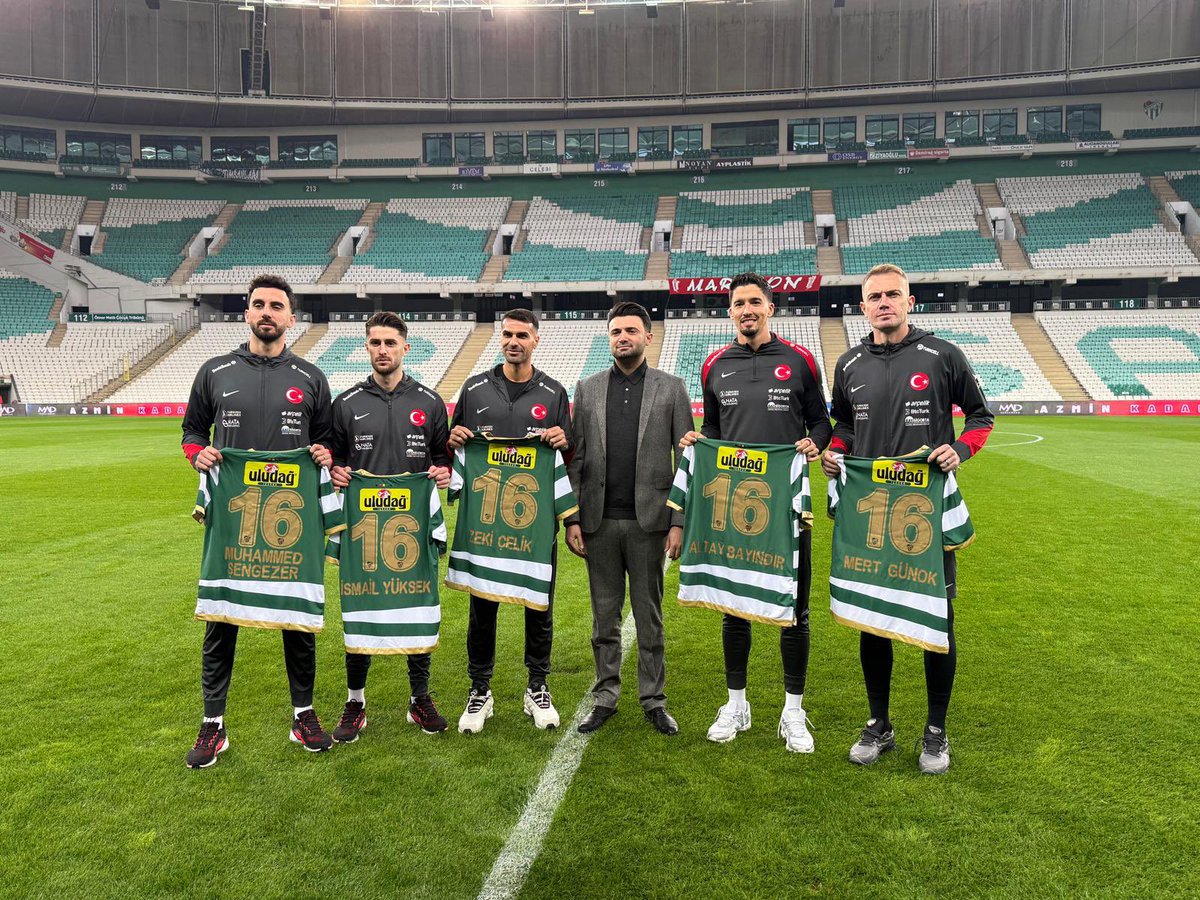 Bursaspor’un büyüklüğü ligler ile ölçülmez. Anadolu’da şu pozu verebilecek başka takım yok.