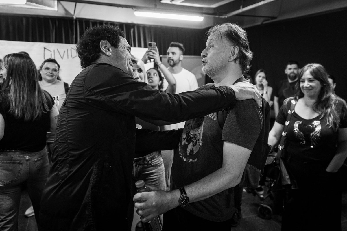 ¡Hermosa foto de Nacho Arnedo! Un gusto ver a Ricardo, saludar a Catriel, aunque se me escapó Diego. Lo nuevo de <a href="/DivididosOK/">Divididos</a> está en la calle. Poderoso y sensible. Presentado en el <a href="/MovistarArenaAR/">MovistarArenaAR</a> y antes vimos un hermoso film de <a href="/leomontero/">Leopoldo Montero Ciancio</a> 
Escuchenló, escuchenló, escuchenló.