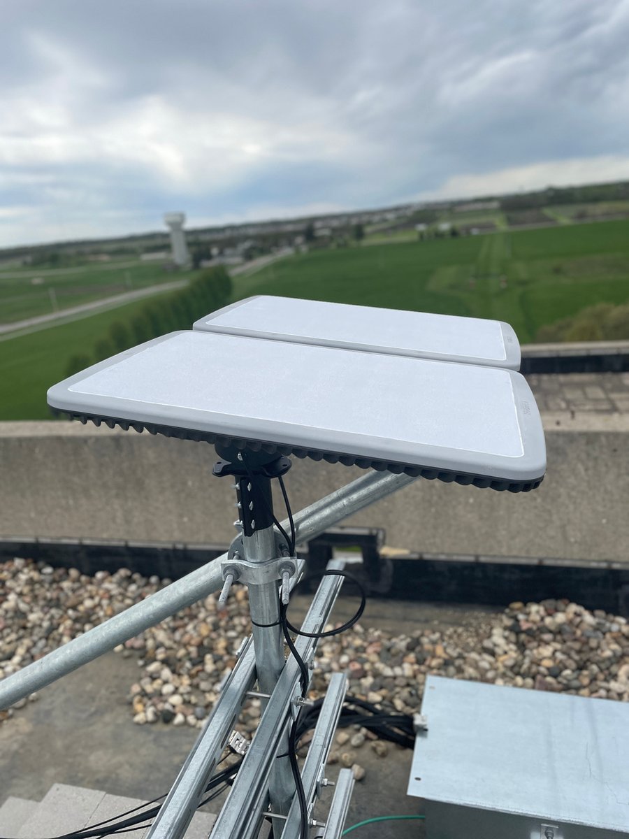 This rooftop on-site Hughes terminal is helping ARA researchers study the coverage and resilience of Eutelsat’s OneWeb's LEO satellite constellation. Learn how and why this matters at: advancedwireless.org/outreach/using… 
#ARA #LEO #satellite #wirelessresearch #connectivity