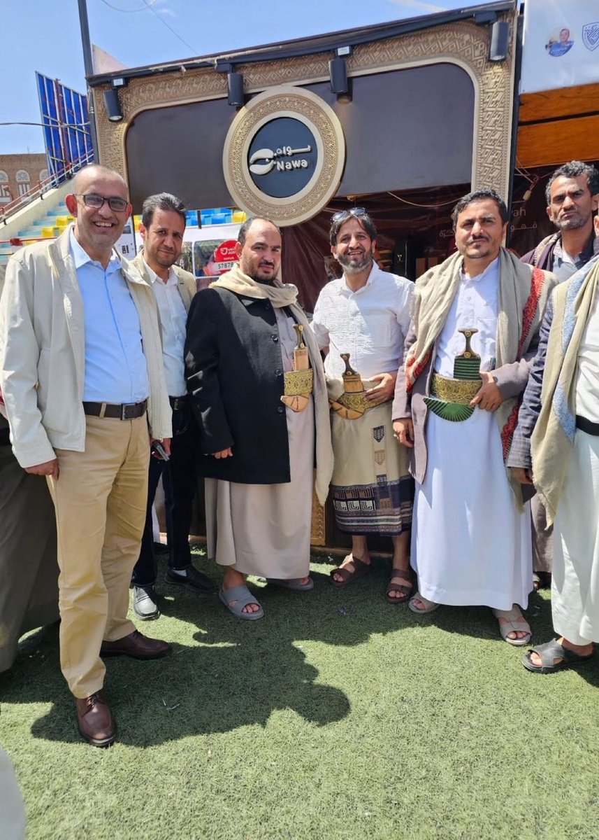 رئيس هيئة الزكاة لدى الحوثي :

بفضل السيد عبدالملك استطعنا تمكين الفقراء و المحتاجين من العيش بكرامة في اليمن وقدمنا مساعدات إلى إخواننا في لبنان وبعض الدول الأفريقية .

—-
اللي لابس جاكيت اسود هو رئيس الهيئة 🌷