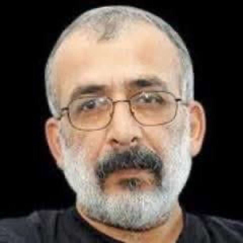 Ölüm en aşikar sır.
Öldüğünü kimseye söyleyemezsin ama herkes bilir demiştim bir yazımda.
Öyle..
Sen gittikten sonra bahçendeki ıhlamur ağacına uzanacak bir el eksilmiştir.
Mavi gömleğin de öldü çünkü senden başka hiç kimse askıda onu aramayacak. Yarın giyerim diyerek üzerinden