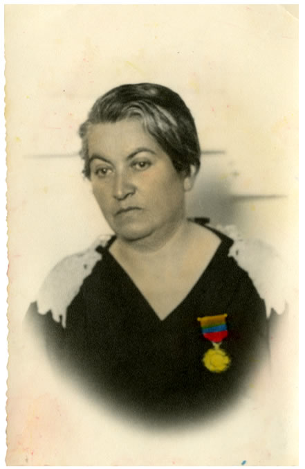 LuisMartinezSo's tweet image. De un viaje por Guayaquil a una aventura Premio Nobel.
Jaime Quezada. 
letras.mysite.com/gmis141125.html 
América Latina, por vez primera, tenía su Premio Nobel de Literatura en la universalidad de una mujer chilena, poeta y maestra, llamada Gabriela Mistral: Aquí estoy si acaso me ven...