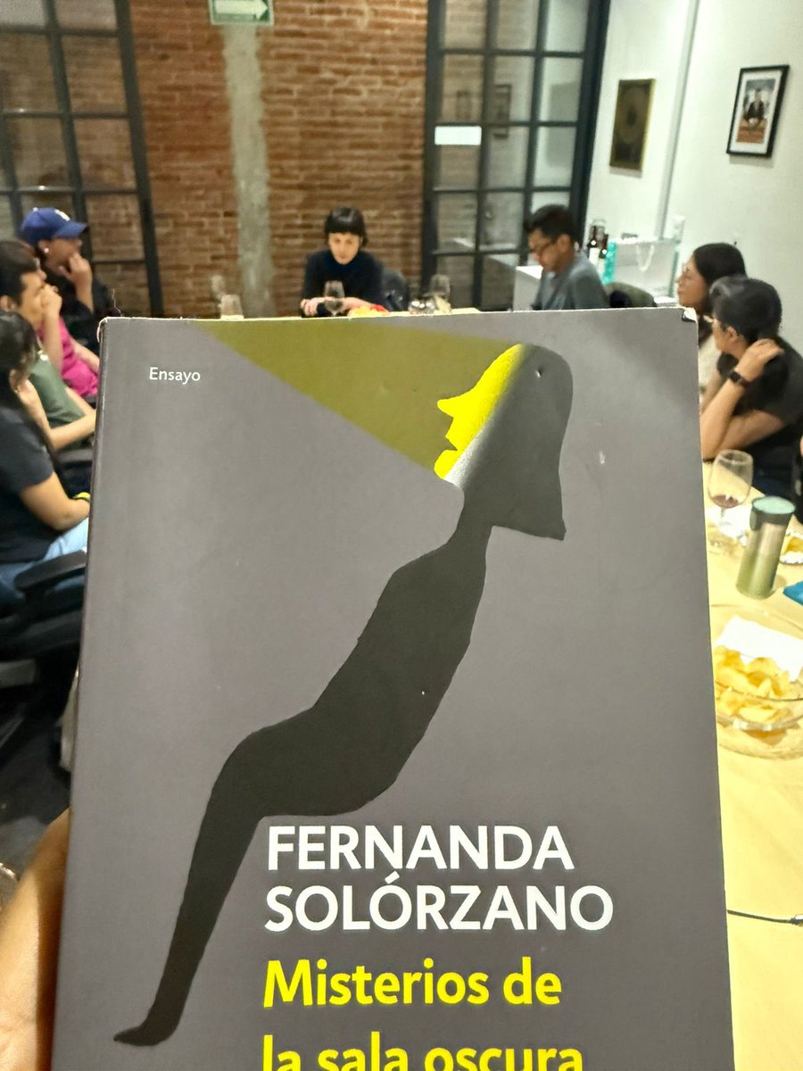 Eurekandco's tweet photo. Ayer @f_solorzano visitó Eureka para conversar en nuestro Club de Lectura sobre cine, ensayos y el proceso de escritura detrás de su libro “Misterios de la sala oscura”. 🎞️ https://t.co/fXTipNWYXG
