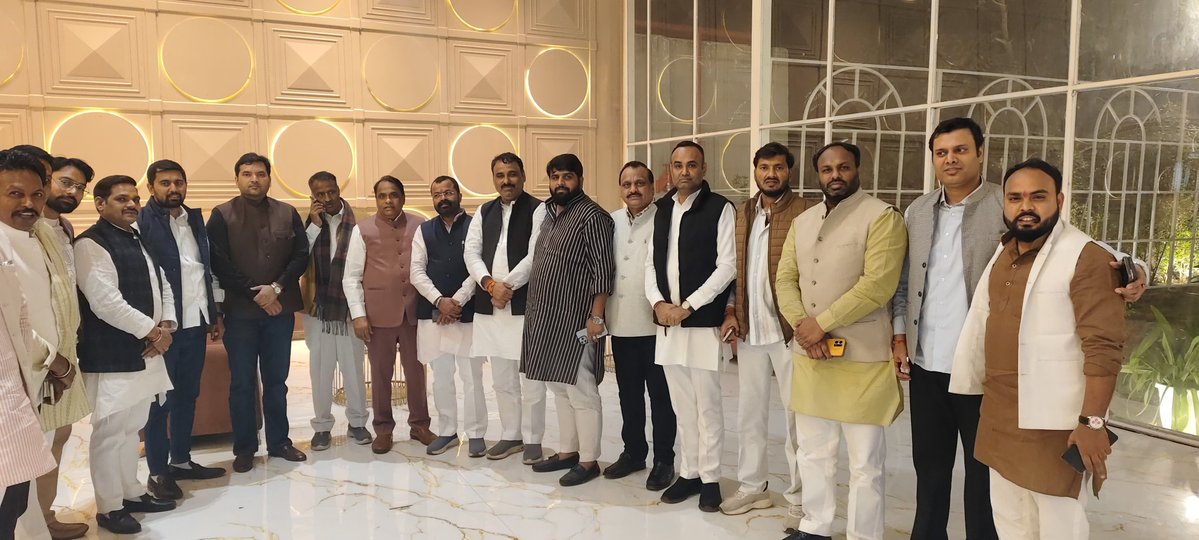 MlcSuresh's tweet image. आज छतरपुर, दिल्ली में श्री पप्पू पहलवान जी के भतीजे की लगन/सगाई में शामिल होने का सौभाग्य मिला।
परिवार की खुशियों के साथ-साथ बिहार की ऐतिहासिक जीत का भी शानदार जश्न मनाया गया
महफ़िल में उत्साह, उमंग और बधाइयों की गूंज चारों तरफ़ छाई रही।
बिहार की जीत हर दिल की जीत!
#Sureshkashyap