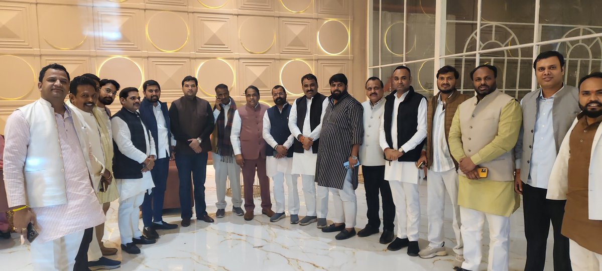 MlcSuresh's tweet image. आज छतरपुर, दिल्ली में श्री पप्पू पहलवान जी के भतीजे की लगन/सगाई में शामिल होने का सौभाग्य मिला।
परिवार की खुशियों के साथ-साथ बिहार की ऐतिहासिक जीत का भी शानदार जश्न मनाया गया
महफ़िल में उत्साह, उमंग और बधाइयों की गूंज चारों तरफ़ छाई रही।
बिहार की जीत हर दिल की जीत!
#Sureshkashyap