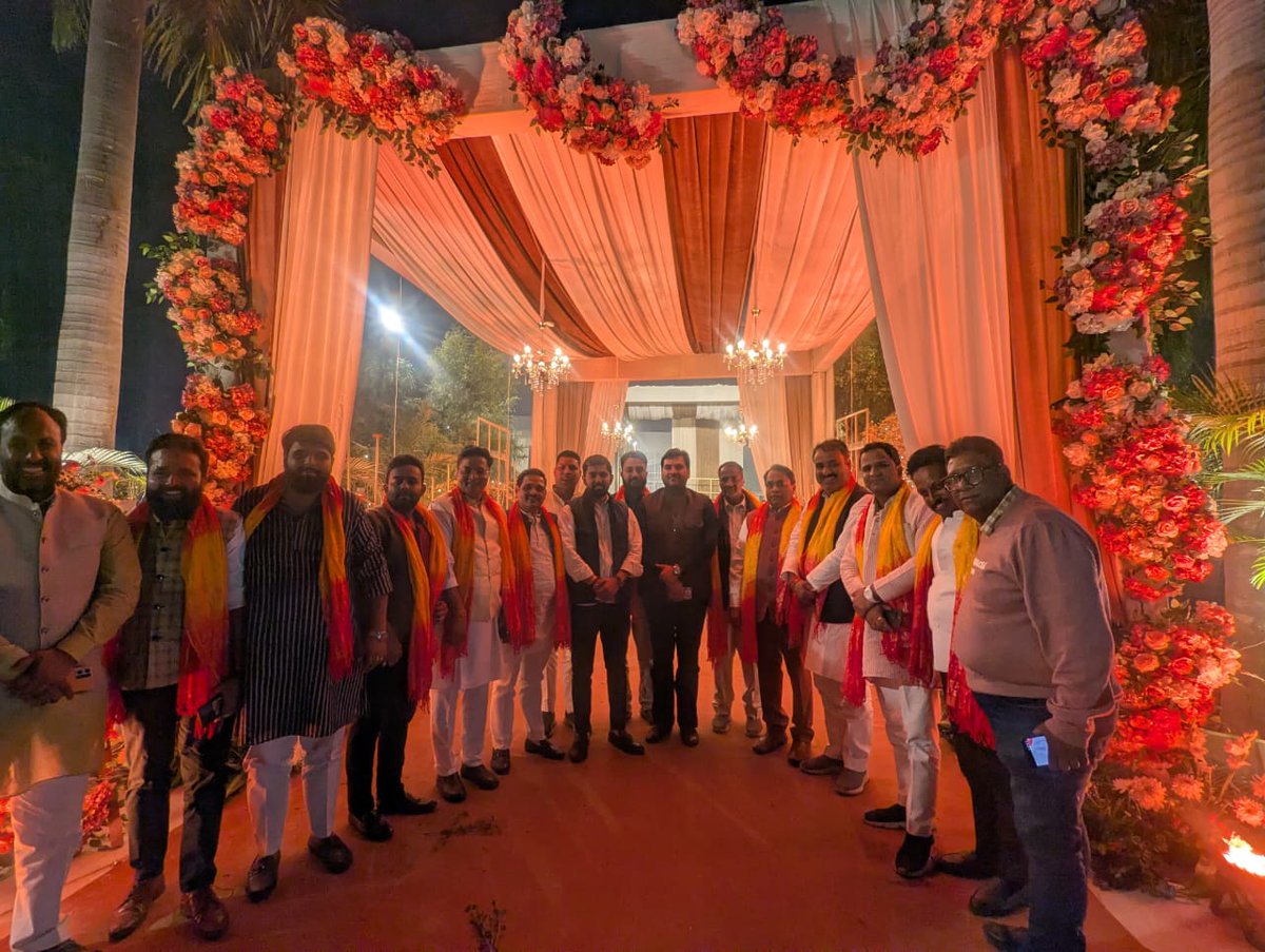 MlcSuresh's tweet image. आज छतरपुर, दिल्ली में श्री पप्पू पहलवान जी के भतीजे की लगन/सगाई में शामिल होने का सौभाग्य मिला।
परिवार की खुशियों के साथ-साथ बिहार की ऐतिहासिक जीत का भी शानदार जश्न मनाया गया
महफ़िल में उत्साह, उमंग और बधाइयों की गूंज चारों तरफ़ छाई रही।
बिहार की जीत हर दिल की जीत!
#Sureshkashyap