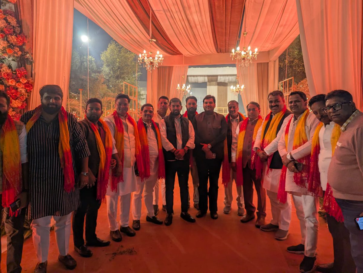 MlcSuresh's tweet image. आज छतरपुर, दिल्ली में श्री पप्पू पहलवान जी के भतीजे की लगन/सगाई में शामिल होने का सौभाग्य मिला।
परिवार की खुशियों के साथ-साथ बिहार की ऐतिहासिक जीत का भी शानदार जश्न मनाया गया
महफ़िल में उत्साह, उमंग और बधाइयों की गूंज चारों तरफ़ छाई रही।
बिहार की जीत हर दिल की जीत!
#Sureshkashyap