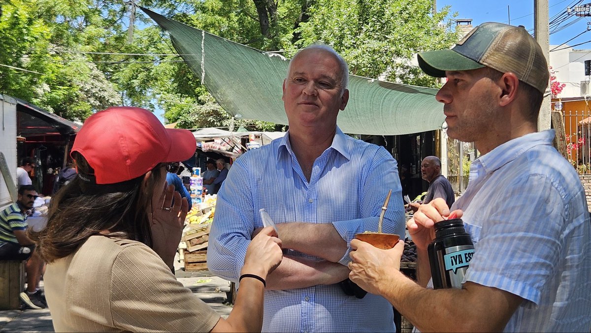 En la feria de Sancho Panza y Luis Alberto de Herrera seguimos conversando con vecinos y feriantes. ¡Vamos con todo!