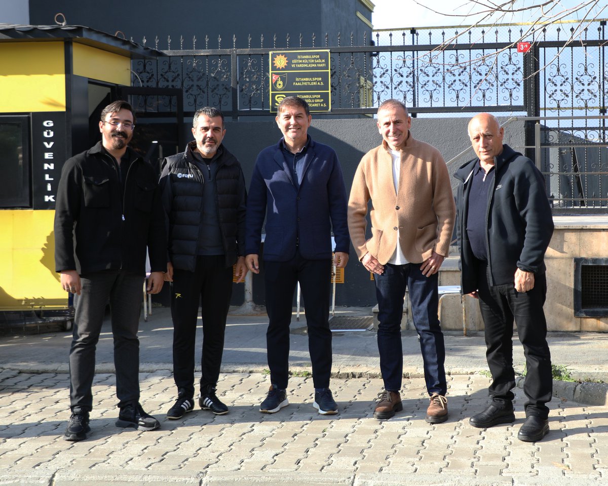 istanbulspor's tweet photo. Kulübümüzde daha önce futbolcu ve antrenör olarak görev almış olan Teknik Direktör Abdullah Avcı ve yine daha önce kulübümüzün formasını giymiş olan Antrenör Haluk Güngör, bugünkü antrenman öncesi kulübümüzü ziyaret etti. https://t.co/0xXnmEWj0V