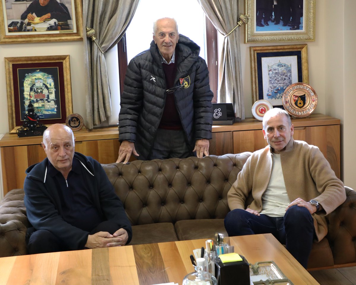 istanbulspor's tweet photo. Kulübümüzde daha önce futbolcu ve antrenör olarak görev almış olan Teknik Direktör Abdullah Avcı ve yine daha önce kulübümüzün formasını giymiş olan Antrenör Haluk Güngör, bugünkü antrenman öncesi kulübümüzü ziyaret etti. https://t.co/0xXnmEWj0V