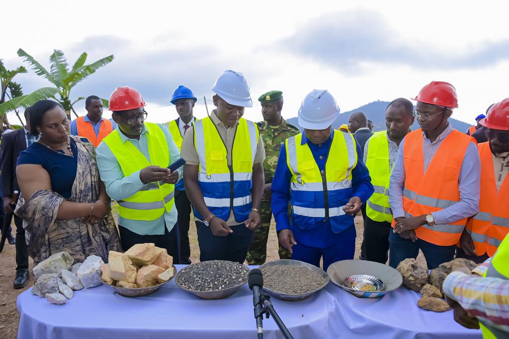 MurundiU's tweet image. Le saviez-vous ?
🇧🇮 Le #Burundi est un paradis caché : #ananas, #mangues, #avocats, #mandarines… des fruits d’une qualité exceptionnelle !
Le pays abrite aussi des gisements reconnus mondialement.
Un véritable Éden au cœur de l’Afrique. 🌿✨
@Pnininahazwe @IGIHE @NtareHouse