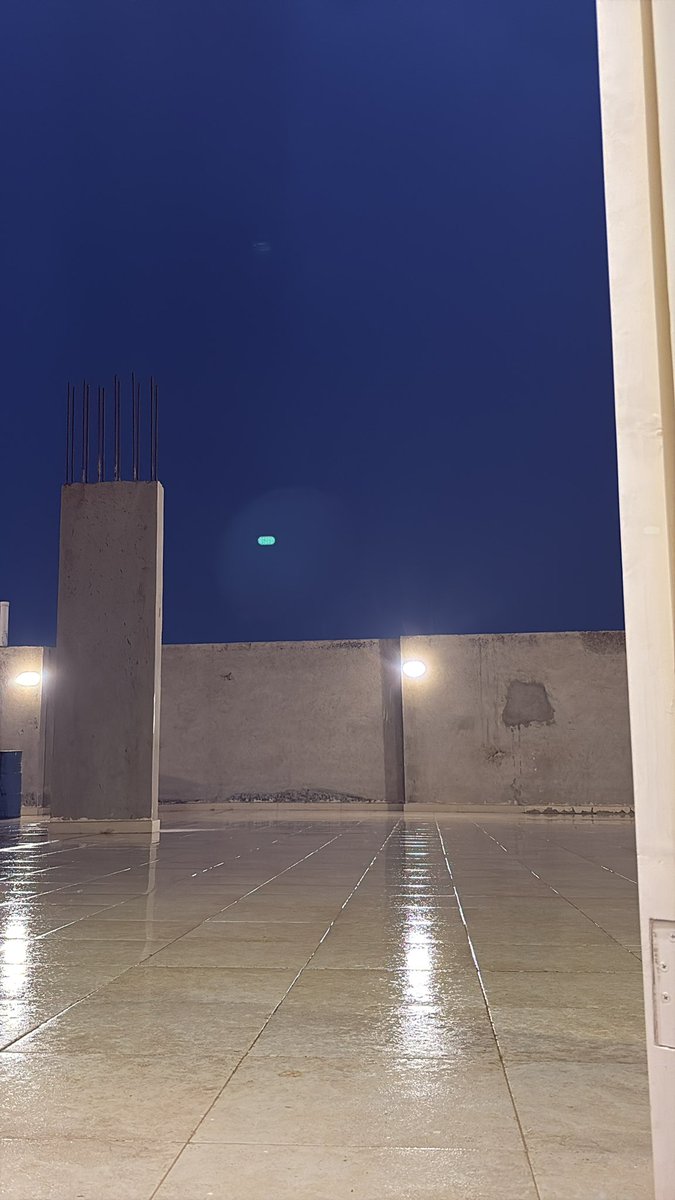 متكيه قدام باب السطح عشان ادعي واشوف البرق والرعد والمطر 
This is therapy 
“ نور السماء لحظه برق "