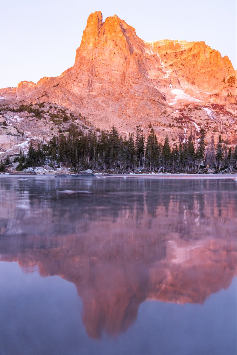 mkvackay's tweet image. Frozen lake bias but hot dang it was a beautiful (and windy) sunrise this morning in RMNP #cowx