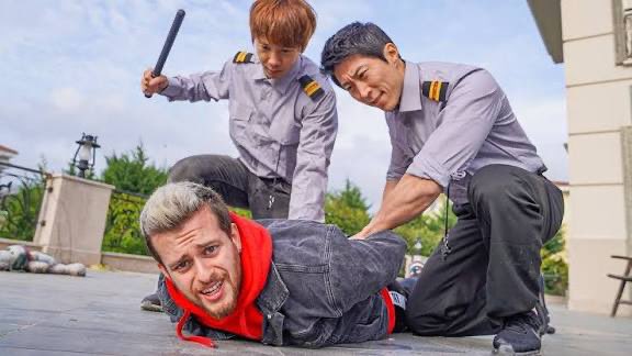 Fenoç oluyorum gün 72 

o kafaya nasıl girdin mesela gerçekten bir bar taburesinin üstünde mi aklına geldi babanın öldüğü yaşta mıydın