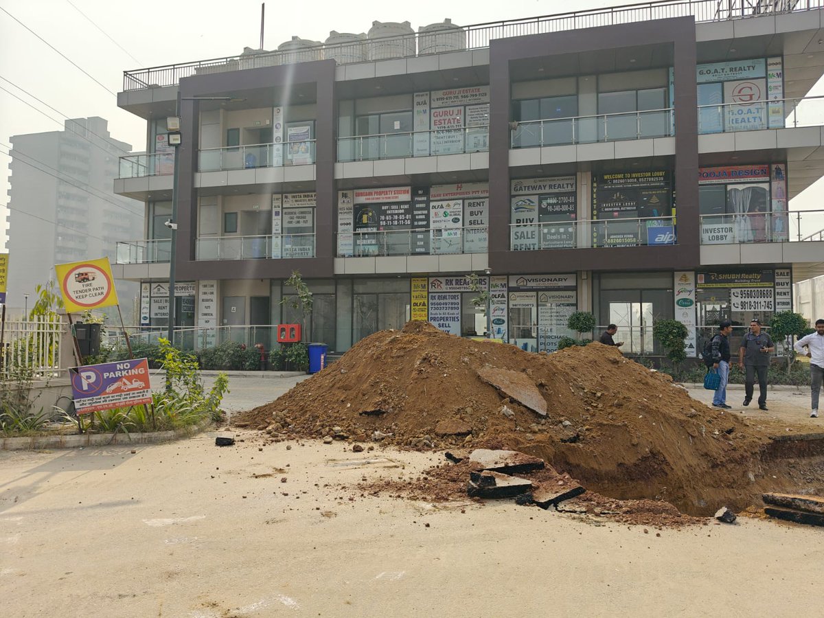 NitinSangal68's tweet photo. GMDA has broke the road of our society and now the emergency fire route is gone. Builder doing nothing due to NGT rule. Serious safety, medical, fire emergency and needs urgent attention. 800 families @OfficialGMDA @NayabSainiBJP @DC_Gurugram @gurgaonpolice @cmohry @csharyana https://t.co/6hdMqazeW2