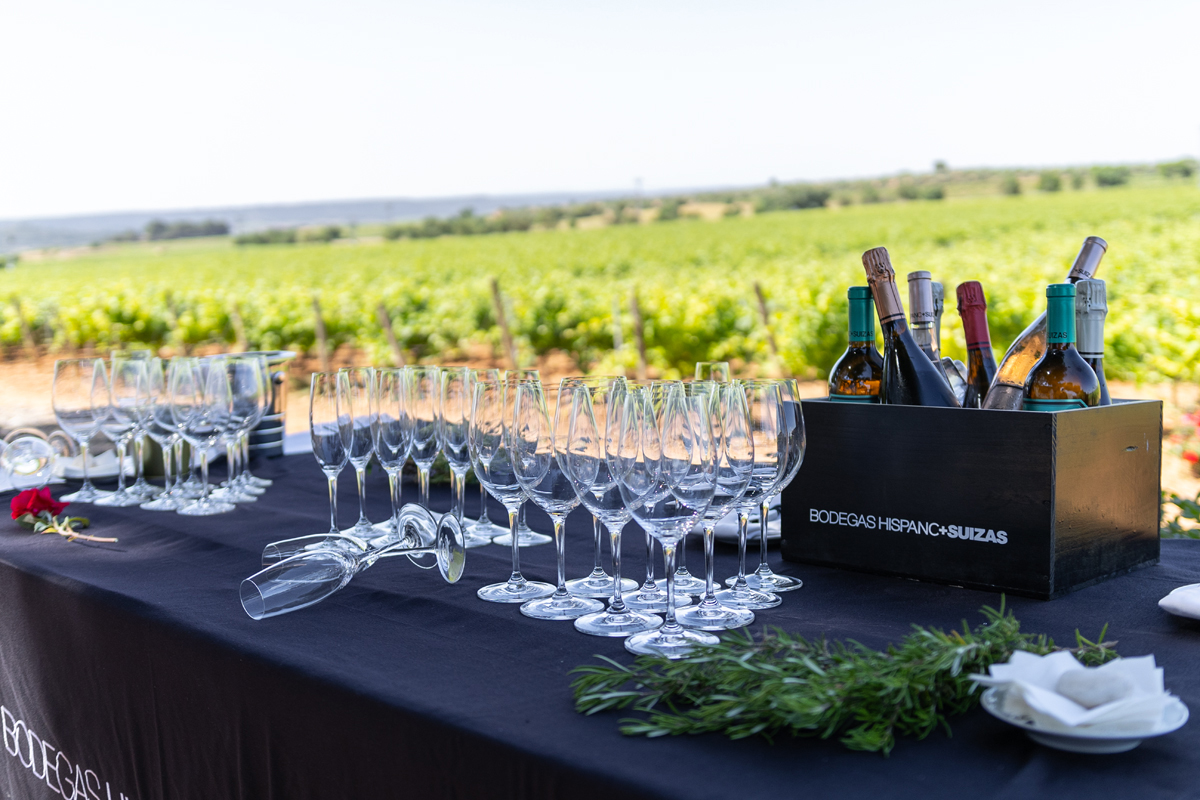 Visitar Bodegas Hispano Suizas es más que acudir a una bodega, Pablo Ossorio y Rafa Navarro, socios fundadores de la bodega, ejercerán de perfectos anfitriones y se encargarán de atender las visitas de forma personalizada
@bodegashispanosuizas @Hispanosuizas <a href="/PabloOssorio/">Pablo Ossorio</a>