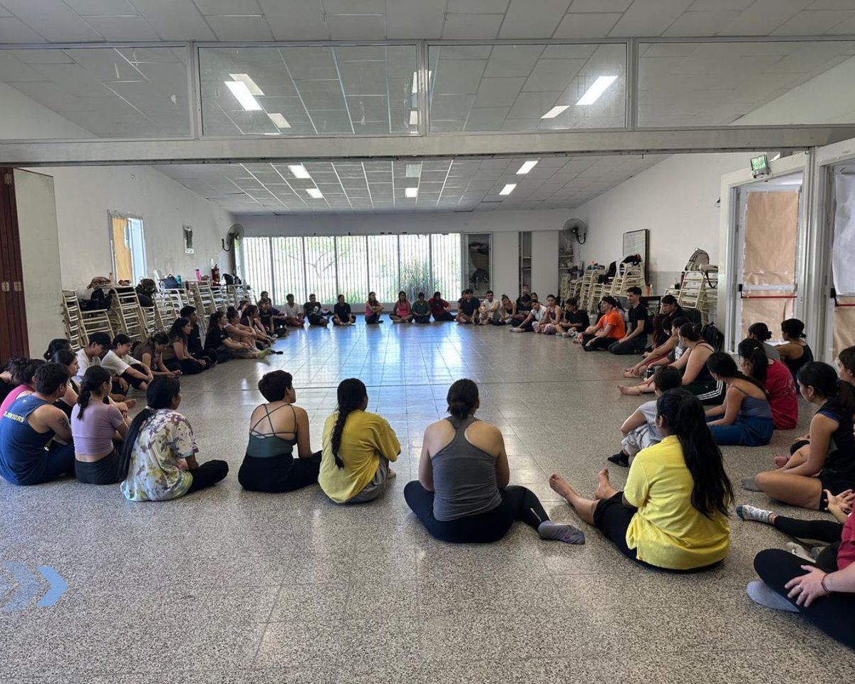 🤸🏻‍♂️ Estudiantes fortalecen el vínculo con el arte
🏫 La jornada cultural, fomenta la participación activa, el trabajo colaborativo y el desarrollo integral de los jóvenes.
<a href="/MEducacionSalta/">Ministerio de Educación de Salta</a> <a href="/CristinaFioreV/">CristinaFioreV</a> <a href="/AleWilliamsB/">Ale Williams Becker</a>