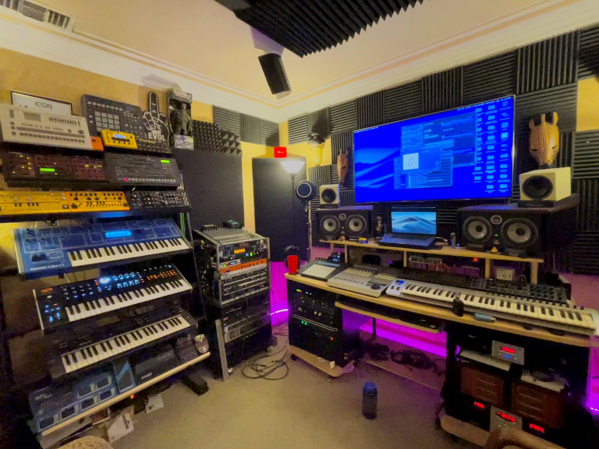 QuannumLogic's tweet image. It’s all one big laptop stand lmao