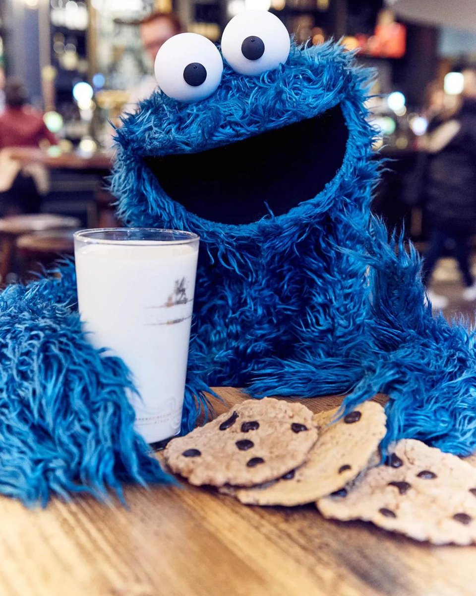 MeCookieMonster's tweet image. Dis is da life! Me gonna hold on tight. Dis is da dream, milk and cookies is all me need. 🍪💙🥛