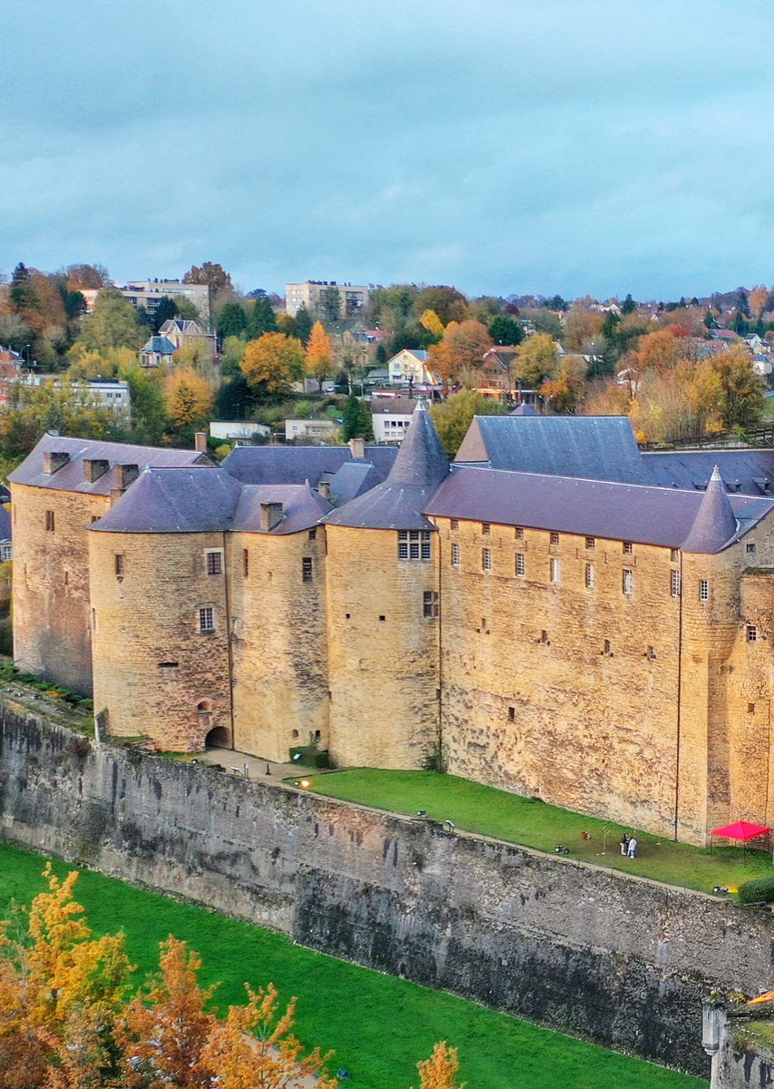 TourismArdennes's tweet photo. ⚔️ 𝗘𝘅𝗽𝗼𝘀𝗶𝘁𝗶𝗼𝗻 𝗲𝘅𝗰𝗲𝗽𝘁𝗶𝗼𝗻𝗻𝗲𝗹𝗹𝗲
À partir du 29 novembre, découvrez l’exposition « 𝗖𝗵𝗲𝗳𝘀-𝗱’𝗼𝗲𝘂𝘃𝗿𝗲 ! 𝗔𝗿𝗺𝘂𝗿𝗲𝘀 𝗱𝗲 𝗹𝗮 𝗰𝗼𝗹𝗹𝗲𝗰𝘁𝗶𝗼𝗻 𝗱𝗲𝘀 𝗣𝗿𝗶𝗻𝗰𝗲𝘀 𝗱𝗲 𝗦𝗲𝗱𝗮𝗻 » au Musée du Château fort de Sedan. ✨

Huit armures exceptionnelles sont prêtées au musée sedanais par le Musée de l’Armée (aux Invalides à Paris), actuellement en travaux.

Datant du XVIᵉ siècle, ces pièces proviennent de la galerie des Antiques du château, qui présentait la collection d’armes et d’armures des seigneurs puis princes de Sedan, connue sous le nom de cabinet d’armes des Bouillon-Turenne (XVIᵉ-XIXᵉ siècles) 🏰.

Certaines ont été offertes par les rois de France aux princes. Vous pourrez admirer ces armures qui sont parmi les plus belles en France et dans le monde, de vrais chefs-d’œuvre ! ✨

🎟️ Exposition accessible avec le billet d’entrée au château fort.

👉 Plus d'infos : https://t.co/bdELPKWxTZ

@villedesedan @MuseeArmee @Chateau_Sedan #Ardennes #Tourisme #Exposition #Armures #Art