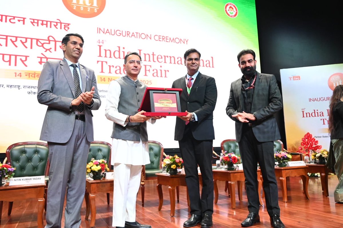 देश के सबसे बड़े भारतीय अंतरराष्ट्रीय व्यापार मेले का उद्घाटन केंद्रीय वाणिज्य एवं उद्योग राज्य मंत्री जतिन प्रसाद ने किया।
इस वर्ष झारखंड फोकस स्टेट है, और उद्घाटन समारोह में झारखंड पवेलियन की ओर से उद्योग सचिव अरवा राजकमल को सम्मानित किया गया।

#IITF2025 #JharkhandFocusState