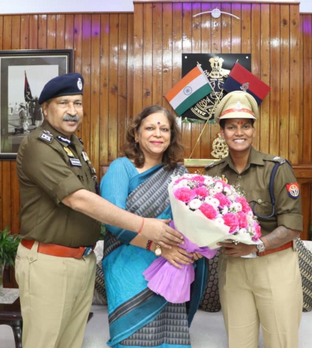 Rajeevkrishna69's tweet image. UPP की DySP दीप्ति शर्मा, महिला world cup 2025 की player of the tournament का अपनी धर्मपत्नी श्रीमती मीनाक्षी सिंह के साथ आज अपने आवास पर स्वागत किया।

मीनाक्षी द्वारा उन्हें दिया गया “I ❤️ UPPOLICE” टी-शर्ट सिर्फ़ एक उपहार नहीं, बल्कि हमारे खाकी परिवार में उनके स्थान और अपनत्व…