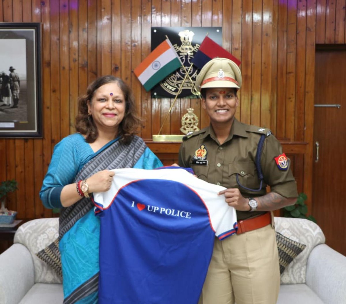 Rajeevkrishna69's tweet image. UPP की DySP दीप्ति शर्मा, महिला world cup 2025 की player of the tournament का अपनी धर्मपत्नी श्रीमती मीनाक्षी सिंह के साथ आज अपने आवास पर स्वागत किया।

मीनाक्षी द्वारा उन्हें दिया गया “I ❤️ UPPOLICE” टी-शर्ट सिर्फ़ एक उपहार नहीं, बल्कि हमारे खाकी परिवार में उनके स्थान और अपनत्व…