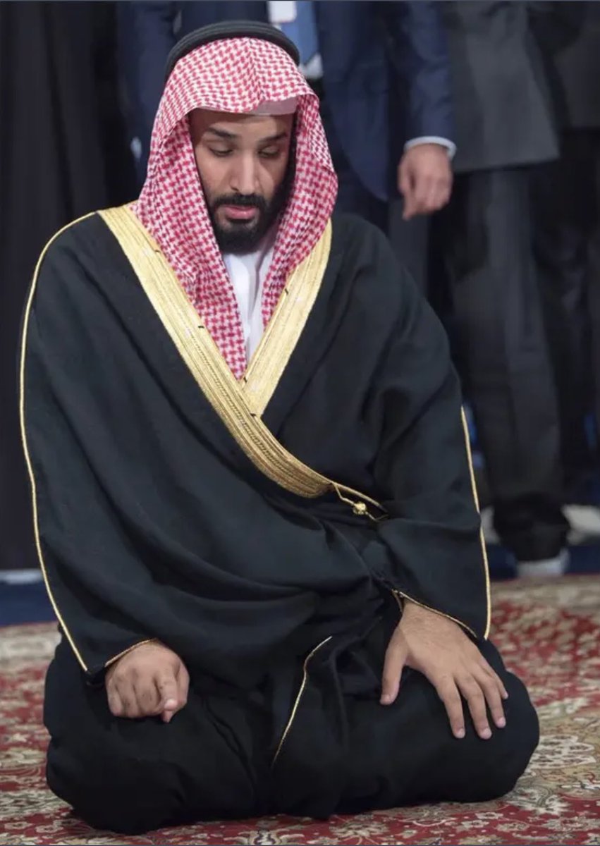 طبع خشع خضع لامريكا وإسرائيل ركع لغير الله لترانمب ونتنياهو قاد الحروب ضد الشعوب بامواله دعم المثليين واقام حفلات المجون في موسم الرياض ثم توضء ليصلي اعتقد انه يقول يا رب فعلت كل هذا ولم استحي بلشننت هجمه اعلاميه ضد المقاومه واسأشن حرباً ضد الحوثي جرئ على الله لعنة الله عليه