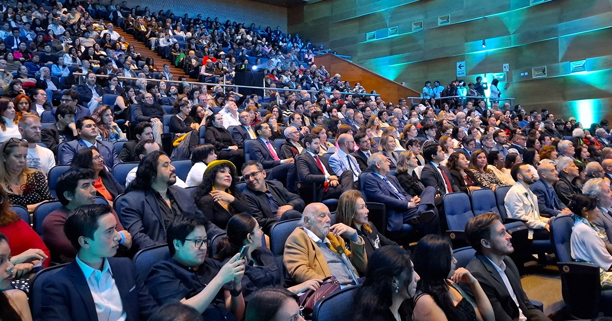 UEenPeru's tweet photo. ¡Ya empezó el #37FCELima! Así vivimos la inauguración 🎬

En esta primera fecha del 37° Festival de Cine Europeo de Lima celebramos una noche cargada de cine, cultura y muchas emociones.

Encuentra toda la info del #37FCELima aquí: https://t.co/UqsYtan4Cl

Sigue leyendo. 👇🏾 https://t.co/ZAbr6kXFmk