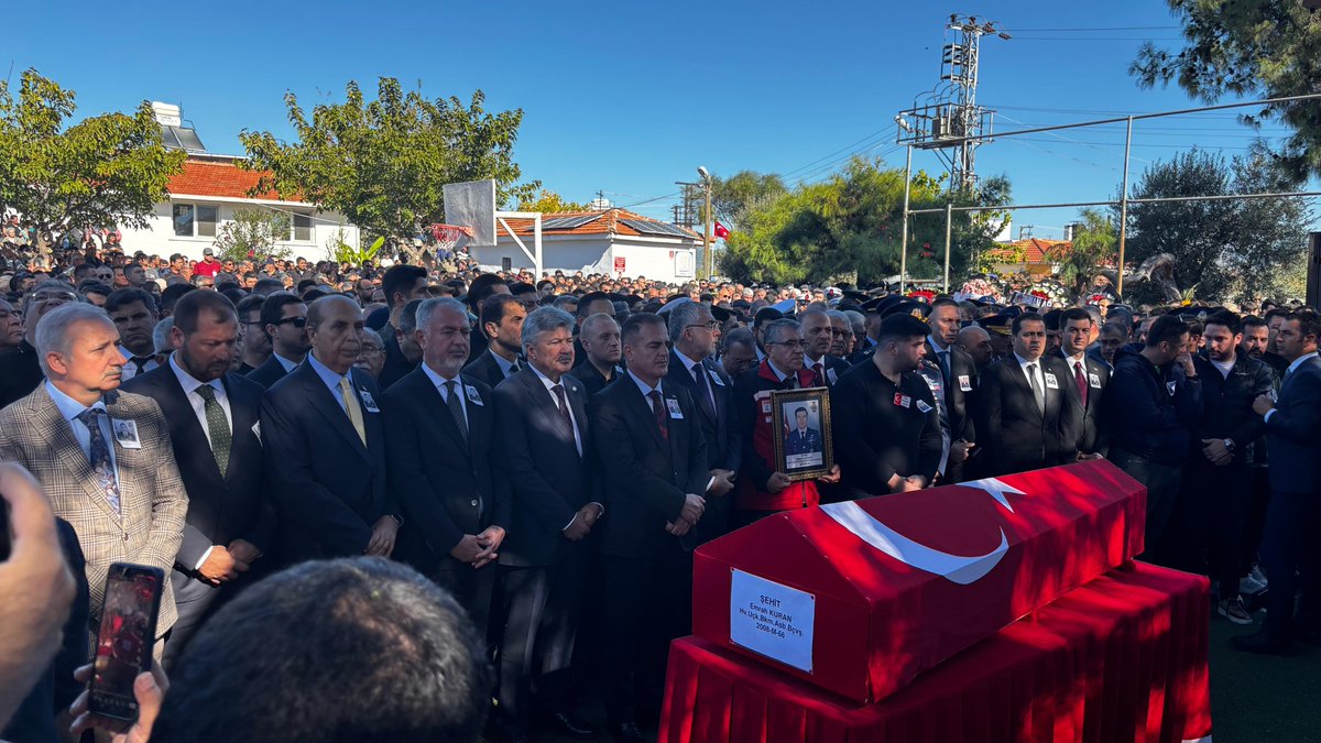 Şehidimiz Emrah Kuran Gözyaşlarıyla Ebediyete Uğurlandı

karyahabermilas.com/sehidimiz-emra…

#Milas #Muğla #EmrahKuran #Şehidimiz #MilasYasta #C130Kazası #TSK #VatanSağOlsun #BakanIşıkhan #SonYolculuk #KahramanMehmetçik