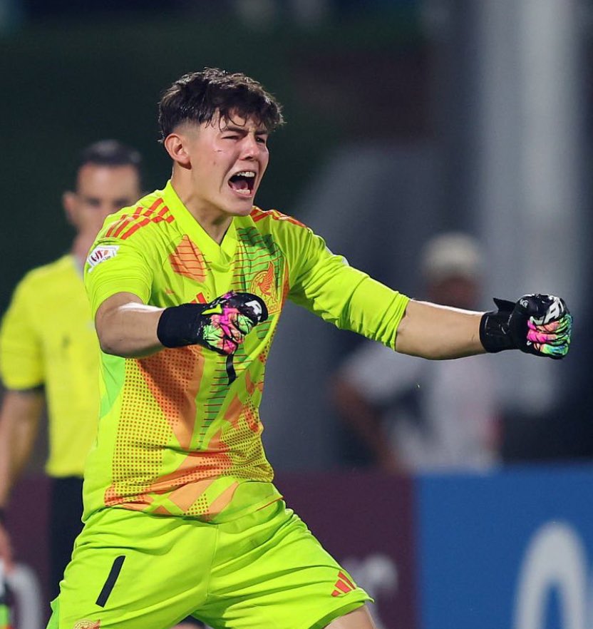 albertolati's tweet image. 🇲🇽¡Lo hizo México!
El Tri sub 17 elimina a Argentina en penales y se mete a octavos de final del Mundial.
El portero, Santi López, heroico atajando el primero y anotando el definitivo penal.
El equipo que superó la primera ronda de panzazo ha echado al que hizo la mejor fase de…