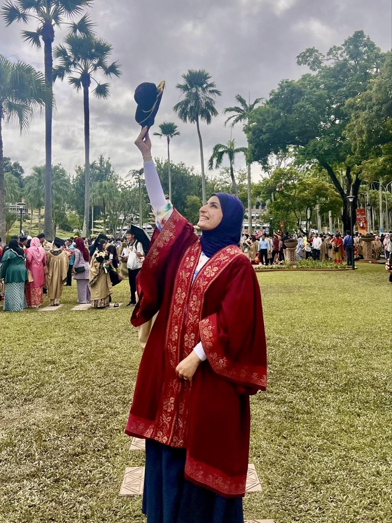 AsemAlnabeh's tweet image. هذه زوجتي إسلام، وقد نالت اليوم درجة الدكتوراة في الهندسة الكيميائية والبيئية.

عملت إسلام على نشر سبعة أبحاث في مشروعها التطبيقي في معالجة جزيئات البلاستيك مع أن متطلبات التخرج بحثين فقط، اعتنت بطفلين ودرست وعملت وشاركت في مؤتمرات علمية، وأنجزت الدكتوراة في فترة قياسية رغم ظروف…