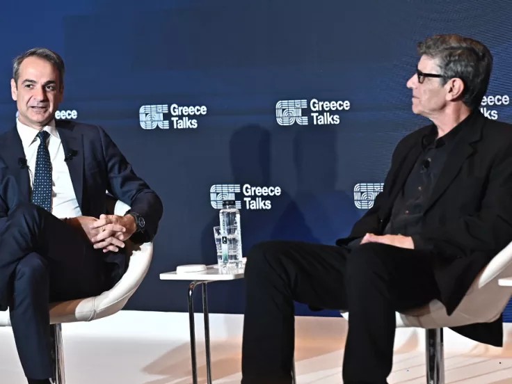 Κε Μπέζο, αν σας έβλεπε ο Γιάννης από τους Απαράδεκτους να κοιτάζετε σαν ερωτευμένο μαθητούδι τον αρχηγό της εγκληματικής οργάνωσης που υποθηκεύει τη ζωή και το μέλλον μας, θα σας έφτανε στα μούτρα!