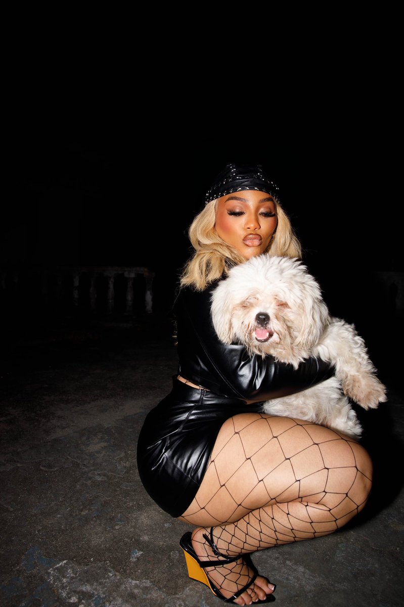 nikosliving's tweet image. NOBODY BADDER !!!!