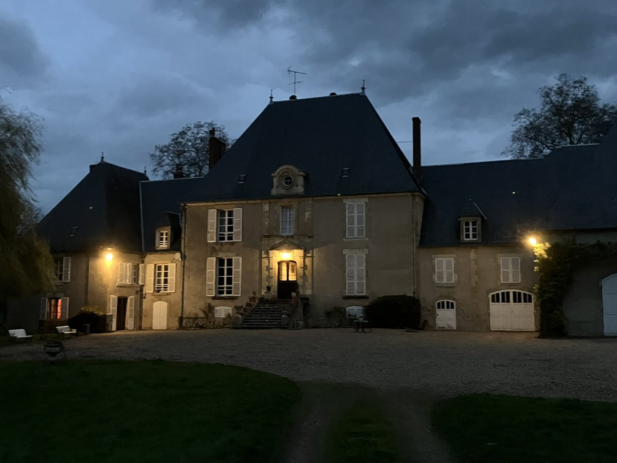 Vandaag liepen we onze 38ste etappe naar #Santiago door het platteland van de Morvan, langs weilanden omzoomd door hagen, van Corbigny naar ons kasteel voor één nacht in Saint-Franchy