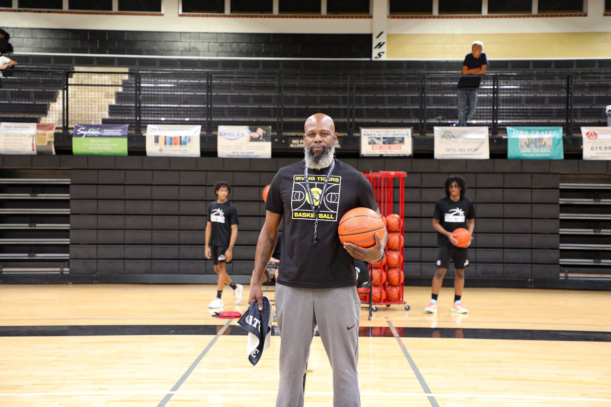 He started as a guest educator in Irving ISD and worked his way up -- now Coach Williams is leading the Tigers on and off the court! 🏀💛🖤

Read how his Irving ISD journey came full circle ➡️  sites.irvingisd.net/insider/2025/1…

#ExcellenceInAction
