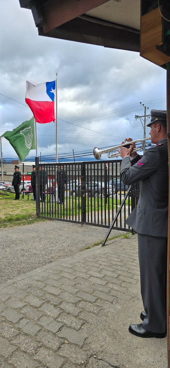 🟢 Esta mañana en simultáneo las unidades penales de <a href="/Gendarmeria_Ays/">Gendarmería Región de Aysén</a> izamos nuestra Bandera Institucional a media asta en honor al Día del Mártir en Gendarmería de Chile