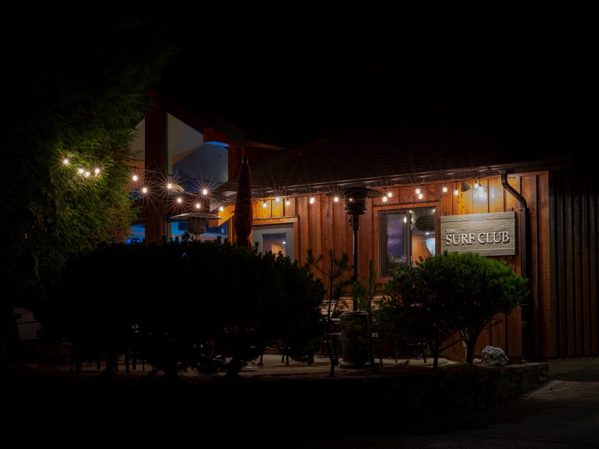 As the evenings settle in earlier, the Surf Club remains a welcoming spot to gather. Grab a bite, enjoy lounge-style dining, sip from our full bar, or shoot a few rounds of pool with friends.