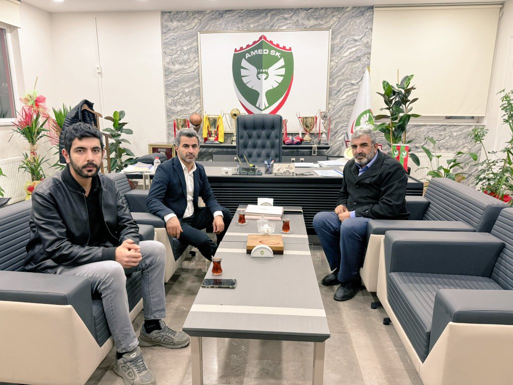 Katillerin biran önce ortaya çıkması için ilk günden bu yana yanımızda olan Van Barosu ve Diyarbakır Barosuna göstermiş oldukları emeklerden çabalarından dolayı çok teşekkür ediyorum.
Daha sonrasında göstermiş olduğumuz mücadelenin kamuoyunda ses yaratması ve Rojinin sesi olan