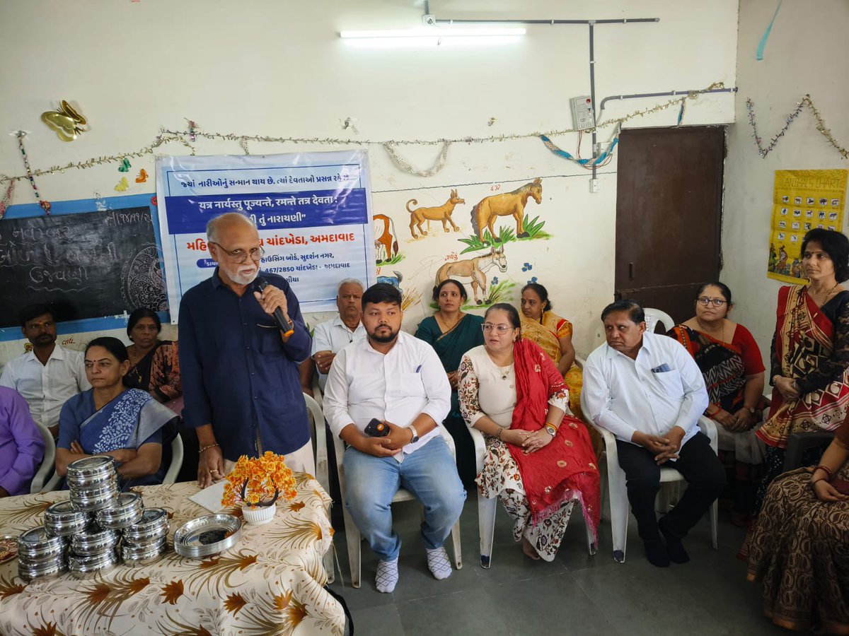 patelrumit7's tweet image. આજ રોજ વિસતમાતા આંગળવાડી માં બાળ-દિવસ નિમિત્તે મહિલા સેવા સંઘ દ્વારા બાળકો ને જરૂરીયાત ની વસ્તુ નું વિતરણ કરવા માં આવ્યું તેમાં બાળ અધિકારી કમિટી ના ચેરમેન શ્રી ધર્મિષ્ઠાબેન ગજ્જર , ભાનુ કાકા , અન્ય સંસ્થા ના સભ્યો , ચાંદખેડા વોર્ડ ના મહામંત્રી, કોર્પોરેટર અને હોદેદારોહાજરરહ્યા