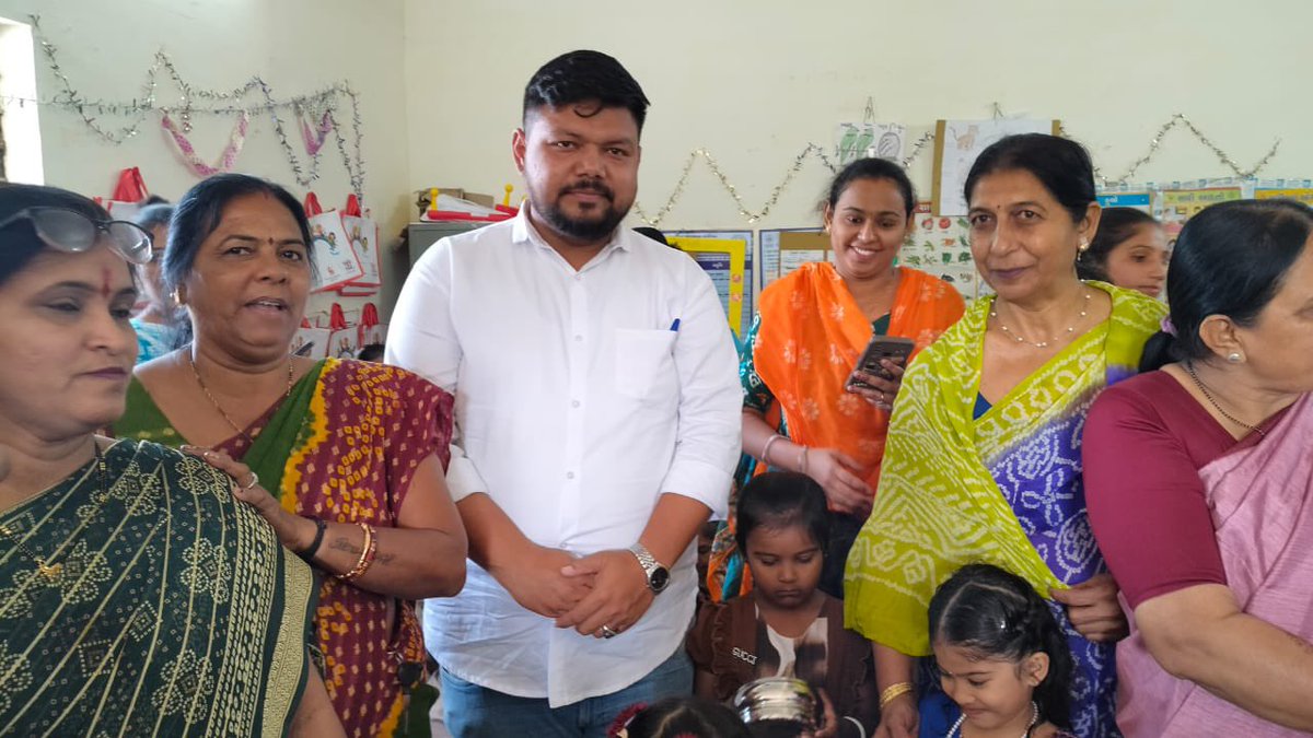 patelrumit7's tweet image. આજ રોજ વિસતમાતા આંગળવાડી માં બાળ-દિવસ નિમિત્તે મહિલા સેવા સંઘ દ્વારા બાળકો ને જરૂરીયાત ની વસ્તુ નું વિતરણ કરવા માં આવ્યું તેમાં બાળ અધિકારી કમિટી ના ચેરમેન શ્રી ધર્મિષ્ઠાબેન ગજ્જર , ભાનુ કાકા , અન્ય સંસ્થા ના સભ્યો , ચાંદખેડા વોર્ડ ના મહામંત્રી, કોર્પોરેટર અને હોદેદારોહાજરરહ્યા