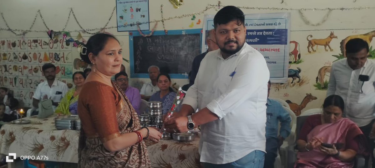 patelrumit7's tweet image. આજ રોજ વિસતમાતા આંગળવાડી માં બાળ-દિવસ નિમિત્તે મહિલા સેવા સંઘ દ્વારા બાળકો ને જરૂરીયાત ની વસ્તુ નું વિતરણ કરવા માં આવ્યું તેમાં બાળ અધિકારી કમિટી ના ચેરમેન શ્રી ધર્મિષ્ઠાબેન ગજ્જર , ભાનુ કાકા , અન્ય સંસ્થા ના સભ્યો , ચાંદખેડા વોર્ડ ના મહામંત્રી, કોર્પોરેટર અને હોદેદારોહાજરરહ્યા